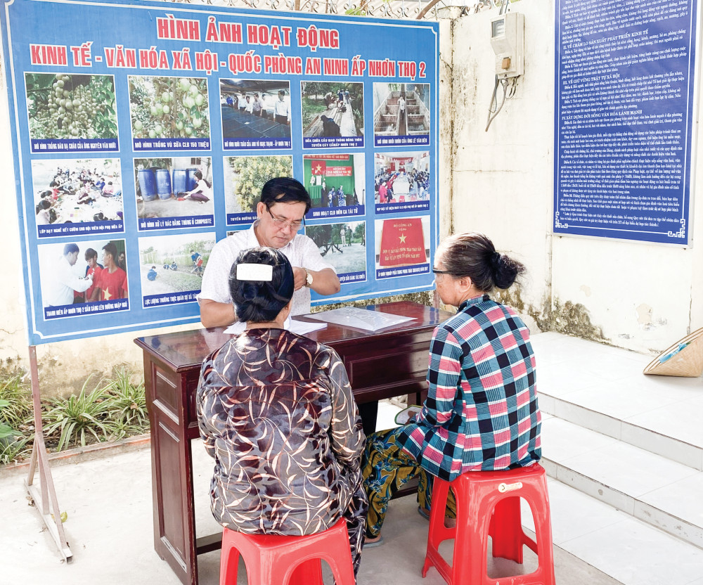 Trợ giúp viên pháp lý tư vấn pháp luật cho người dân ở huyện Phong Điền. Ảnh: CTV