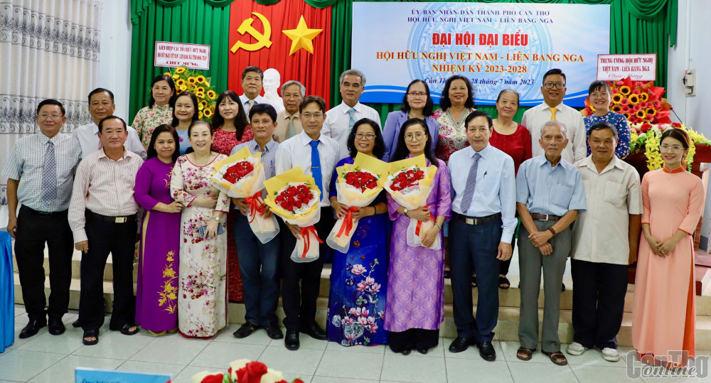 Các đại biểu và Ban Chấp hành HHN Việt Nam - Liên bang Nga TP Cần Thơ nhiệm kỳ 2023-2028 chụp ảnh lưu niệm tại Đại hội.