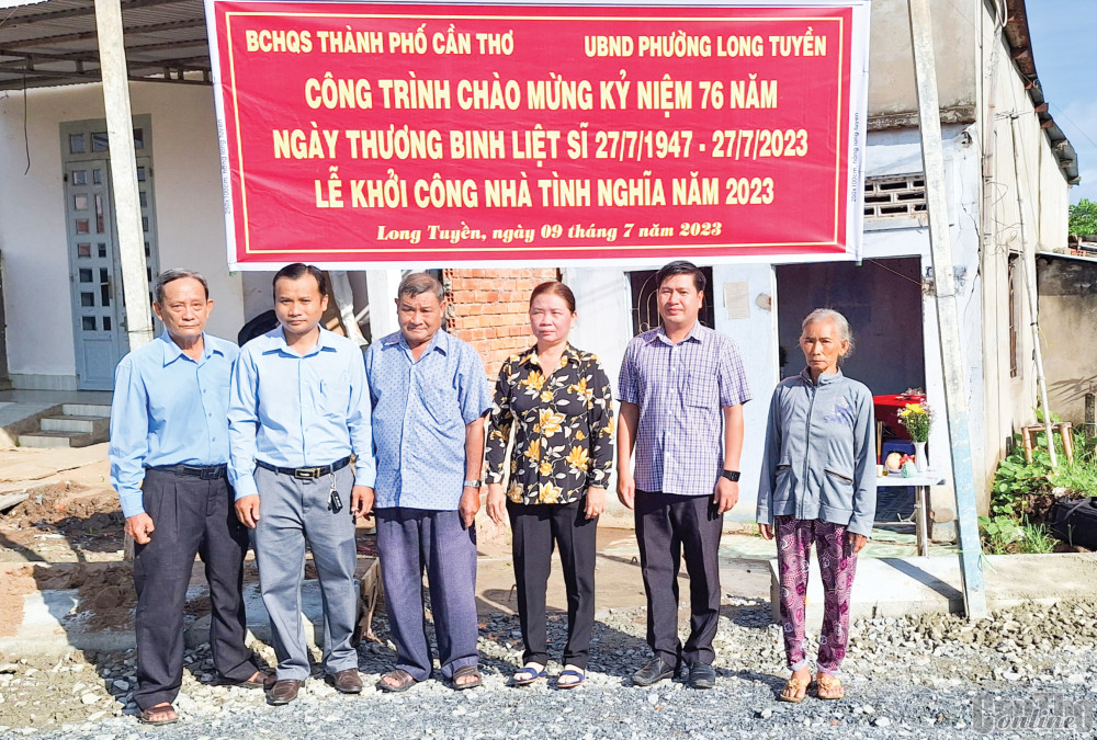 Chăm lo tốt gia đình chính sách, người có công Các đại biểu tham dự Lễ khởi công xây dựng căn nhà tình nghĩa cho gia đình ông Nguyễn Văn Ngàn, ở khu vực Bình Phó B, phường Long Tuyền, quận Bình Thủy.