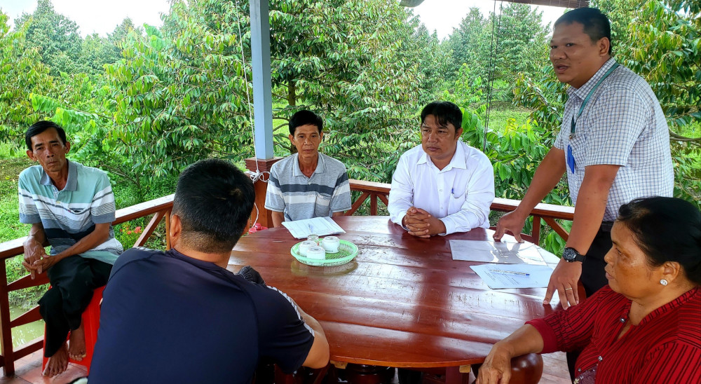 Hội đồng hòa giải tranh chấp đất đai xã Định Môn, huyện Thới Lai tiến hành hòa giải cho người dân. Ảnh: CTV