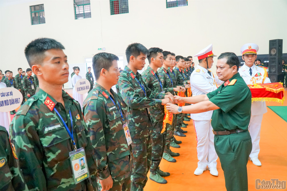 Đại tá Chiêm Thống Nhất tặng Cờ lưu niệm các đơn vị tham dự hội thao.