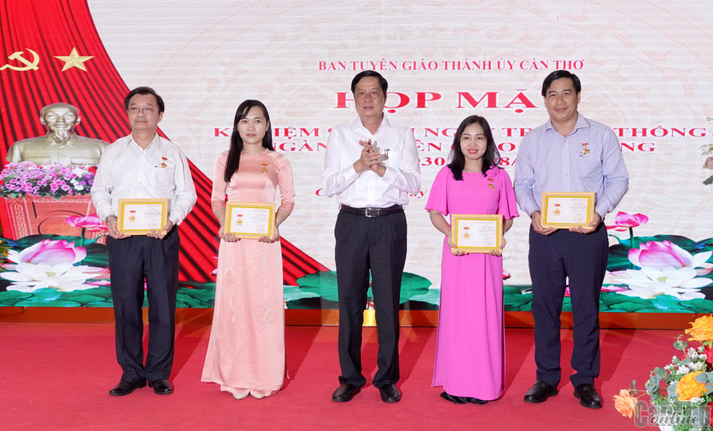 Đồng chí Phạm Văn Hiểu trao Kỷ niệm chương “Vì sự nghiệp Tuyên giáo” cho các cá nhân. Ảnh: NGỌC QUYÊN