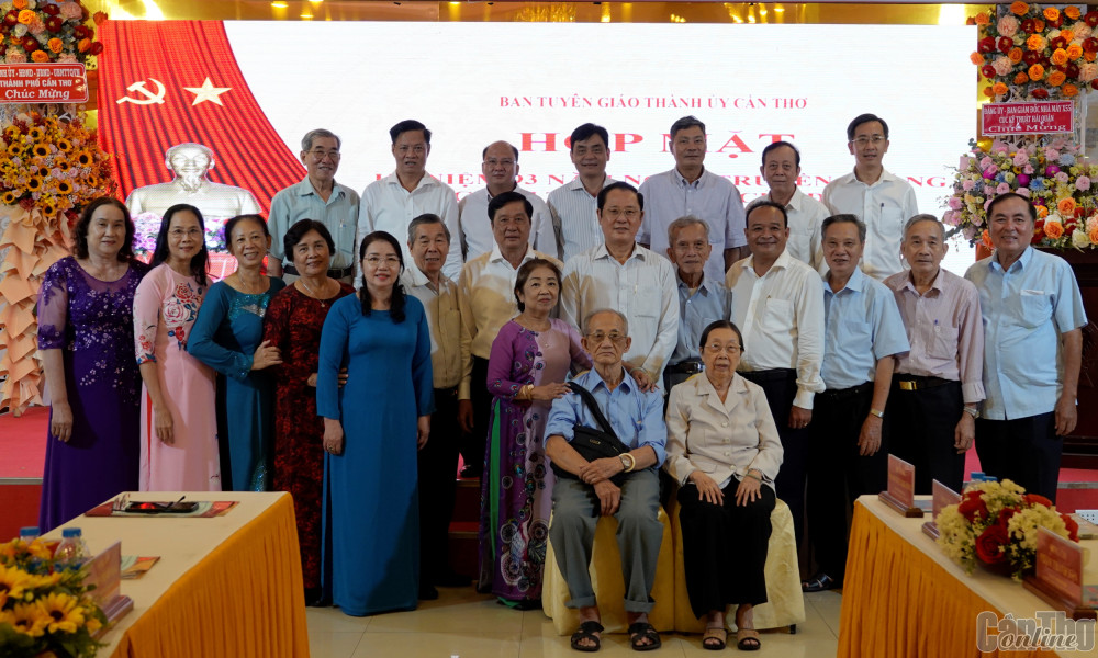 Lãnh đạo thành phố chụp ảnh lưu niệm cùng cán bộ làm công tác Tuyên giáo qua các thời kỳ. Ảnh: NGỌC QUYÊN