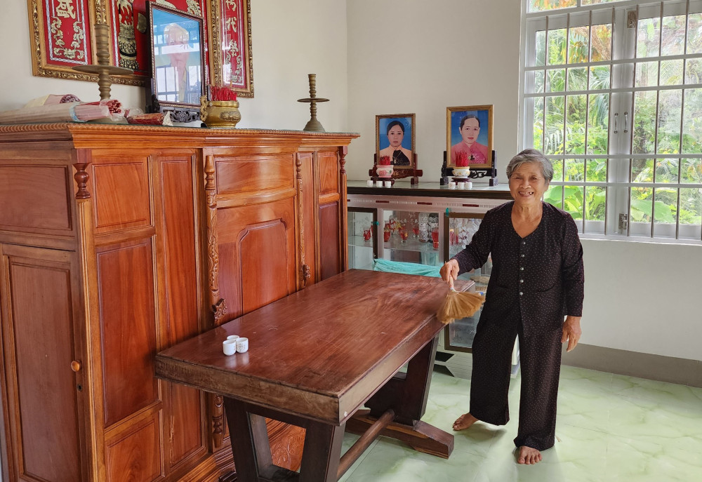 Bà Võ Thị Út rất vui vì có ngôi nhà tình nghĩa khang trang.