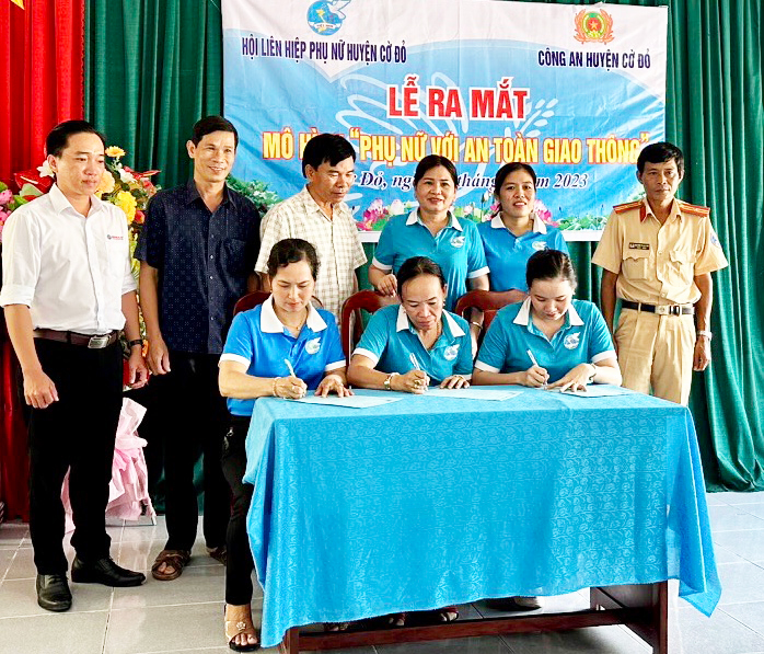 Ban Chủ nhiệm mô hình “Phụ nữ với ATGT” đại diện các thành viên mô hình ký cam kết thực hiện các nội dung mô hình. Ảnh: Hội LHPN huyện Cờ Đỏ cung cấp