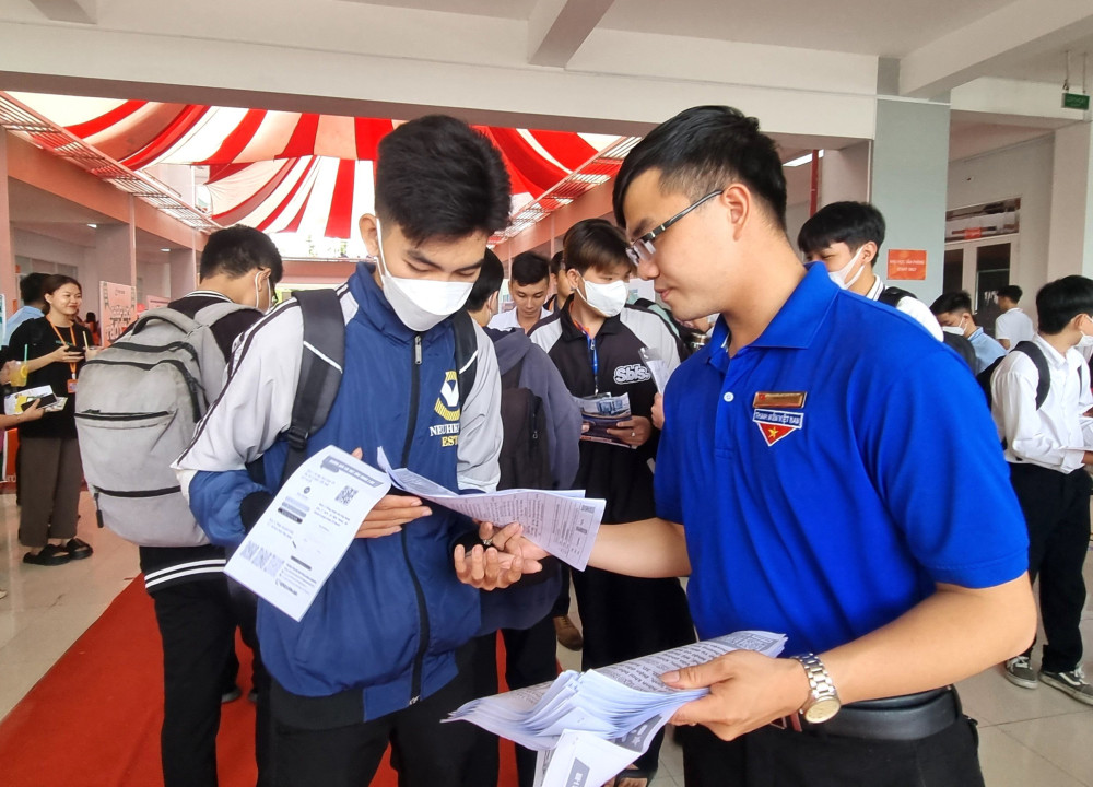 Trung tâm DVVL thanh niên TP Cần Thơ tư vấn, giới thiệu việc làm cho sinh viên Trường Cao đẳng FPT Polytechnic. Ảnh: Đơn vị cung cấp