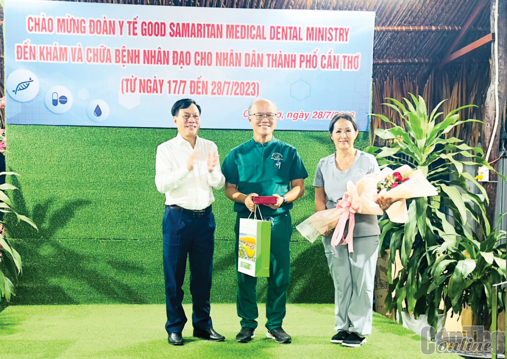 Phó Chủ tịch UBND TP Cần Thơ Nguyễn Ngọc Hè tặng quà, hoa cảm ơn vợ chồng bác sĩ Đào Đoàn Viên.