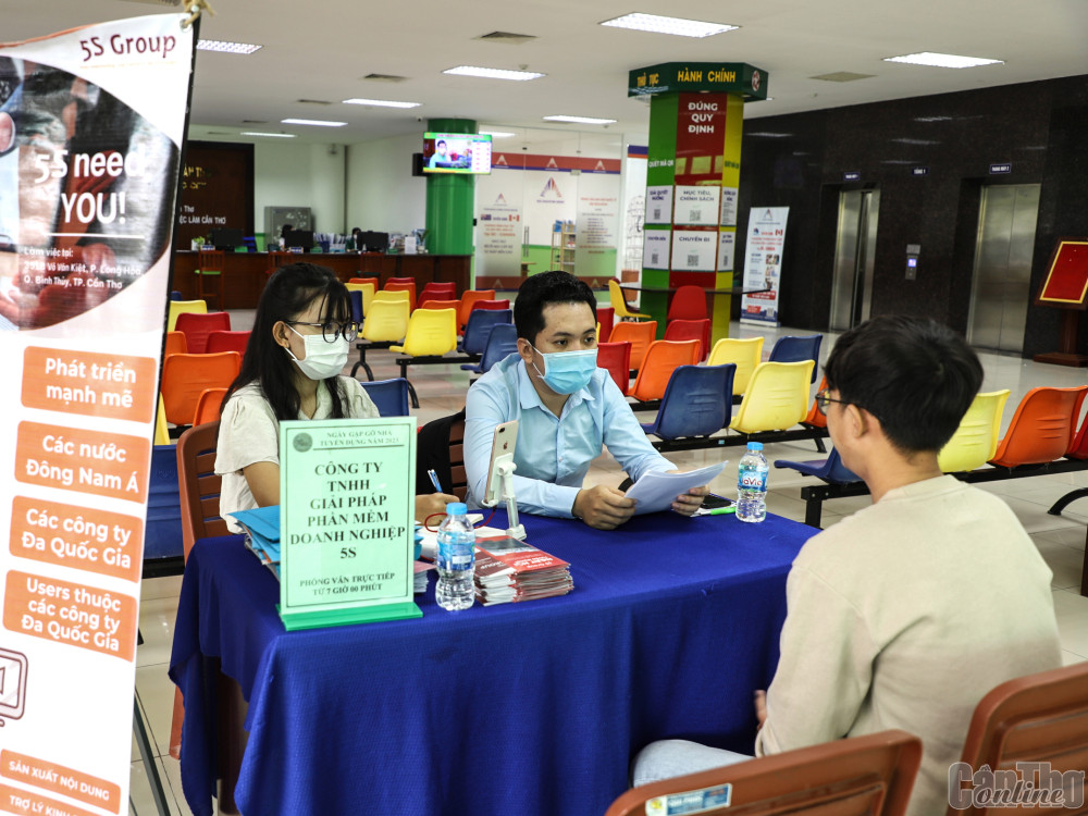 Người lao động gặp gỡ nhà tuyển dụng tại Trung tâm Dịch vụ việc làm TP Cần Thơ.