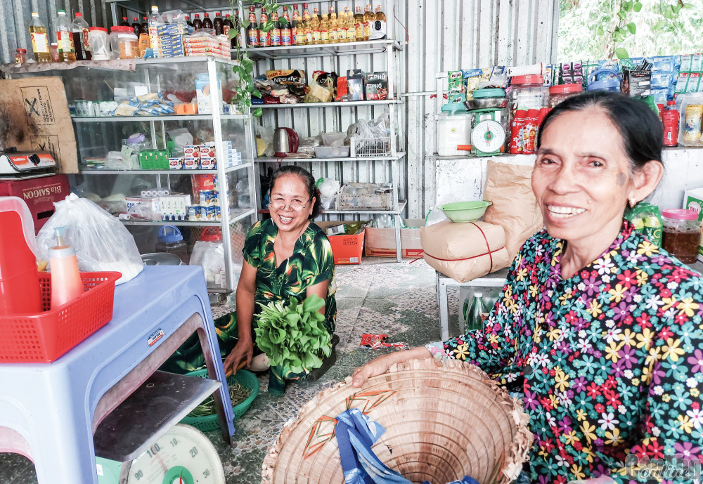 Bà Huỳnh Thị Kim Liên (bên phải) và bà Dương Thị Sà Pha ở phường Trường Lạc, quận Ô Môn, TP Cần Thơ thành công nhờ mô hình Phụ nữ dân tộc phát triển kinh tế. Ảnh: L.G