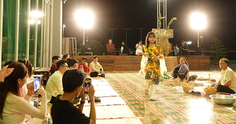 "Cần Thơ xưa và nay", chợ quê và áo dài