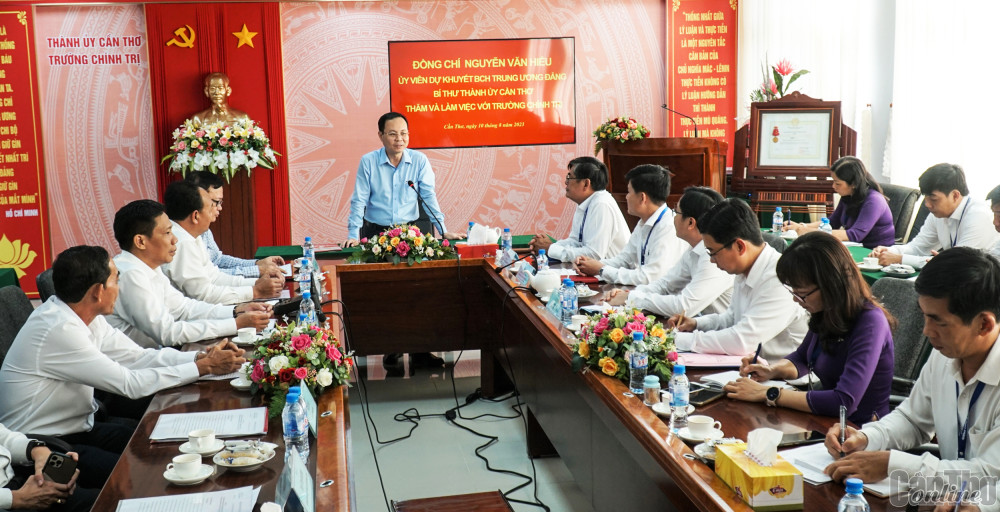 Mong các trường đại học đào tạo, cung ứng nguồn nhân lực chất lượng cao phục vụ phát triển thành phố Đồng chí Nguyễn Văn Hiếu, Bí thư Thành ủy Cần Thơ phát biểu tại buổi thăm, làm việc với Trường Chính trị TP Cần Thơ. Ảnh: B.NG