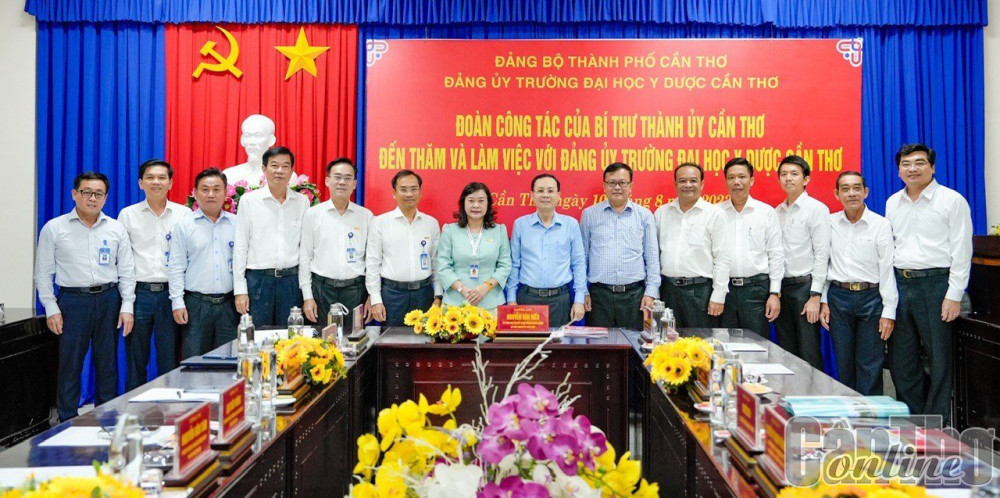 Mong các trường đại học đào tạo, cung ứng nguồn nhân lực chất lượng cao phục vụ phát triển thành phố Đồng chí Nguyễn Văn Hiếu (thứ 7 từ phải qua), Bí thư Thành ủy Cần Thơ cùng các đồng chí trong đoàn chụp hình lưu niệm với lãnh đạo Trường ĐH Y Dược Cần Thơ. Ảnh: B.NG