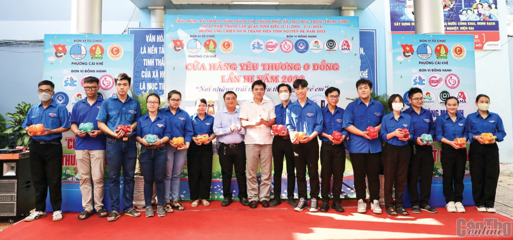 Lãnh đạo phường Cái Khế, quận Ninh Kiều trao heo đất cho các chi đoàn thực hiện mô hình “Nuôi heo đất” gây quỹ vì đàn em thân yêu.