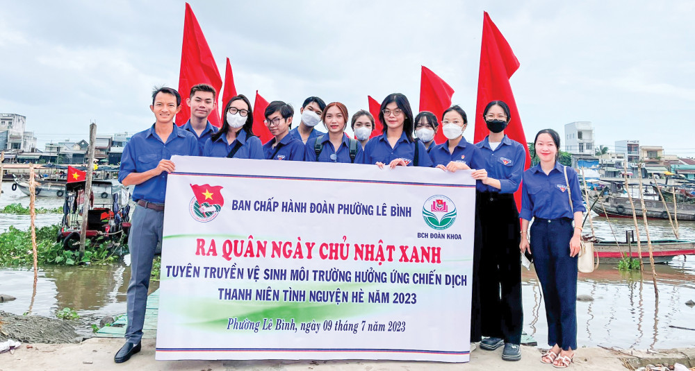 Hải Đăng (bìa trái) cùng đoàn viên tham gia ra quân ngày chủ nhật xanh, tuyên truyền người dân bảo vệ môi trường tại Chợ nổi Cái Răng.