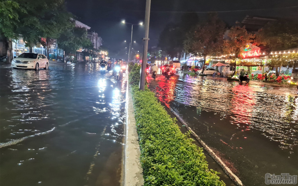 Mưa lớn thường xuyên gây ngập tại đường Trần Văn Hoài, quận Ninh Kiều.