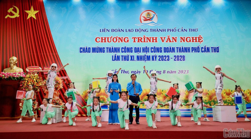 Tiết mục văn nghệ chào mừng thành công Đại hội Công đoàn thành phố.