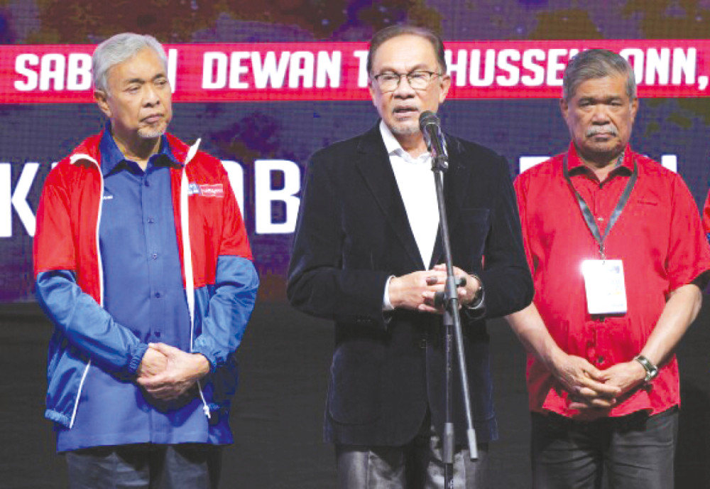 Thủ tướng Anwar (giữa) phát biểu sau khi có kết quả bầu cử. Ảnh: AP