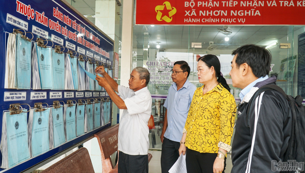 Dưới sự lãnh đạo, chỉ đạo của Đảng ủy xã Nhơn Nghĩa, các mặt công tác trên địa bàn xã đều thực hiện công khai, minh bạch, từ đó cán bộ, đảng viên đồng lòng, nhân dân tin tưởng, ủng hộ.