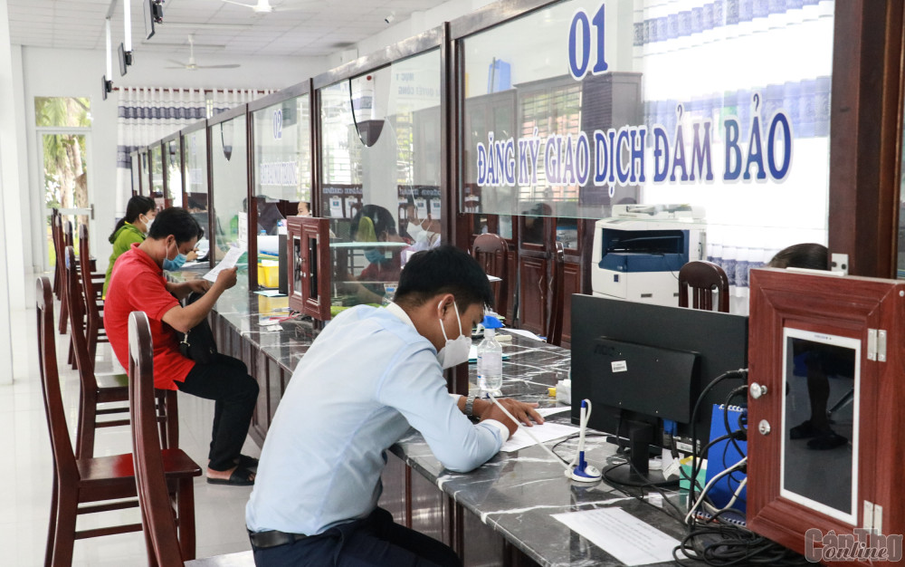 Người dân thực hiện TTHC tại Bộ phận Một cửa UBND huyện Phong Điền.