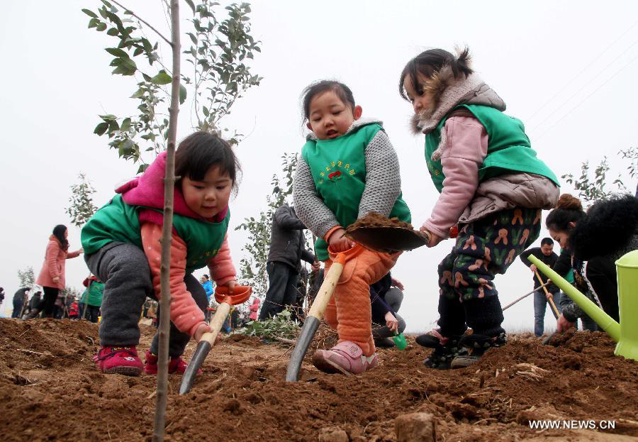 Hành trang cho chủ nhân tương lai xanh Trẻ em tham gia trồng cây ở Trung Quốc.