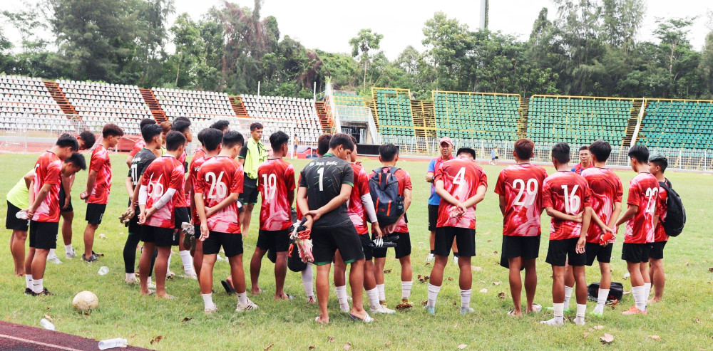 Ban huấn luyện dặn dò cầu thủ U20 Cần Thơ trong buổi tập trước giải.