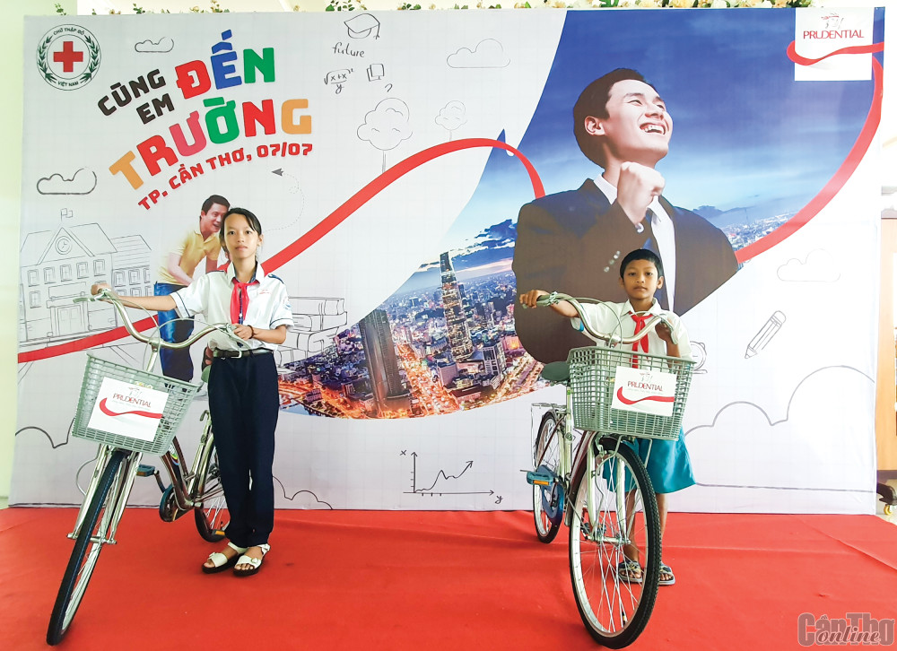Các em học sinh được tặng xe đạp từ chương trình “Cùng em đến trường” năm 2023, do Prudential phối hợp Hội Chữ thập đỏ TP Cần Thơ thực hiện.