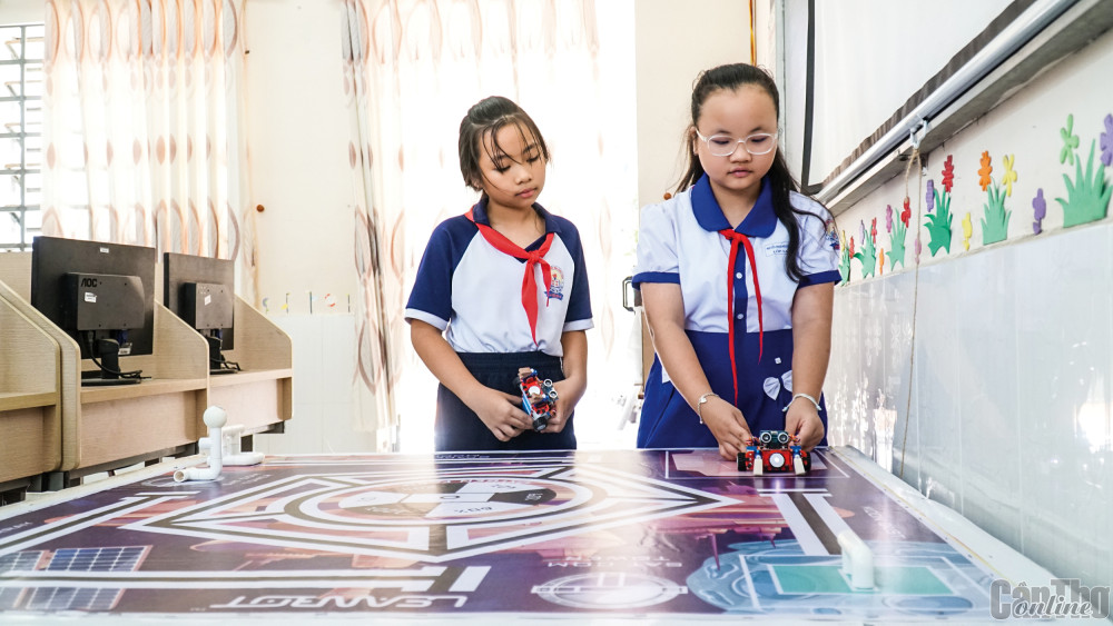 Tiếp tục nâng cao chất lượng giáo dục tiểu học Các em học sinh Trường Tiểu học Bình Thủy chạy thử robot.