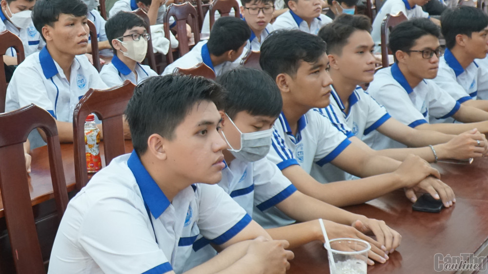 Sinh viên CTUT tham gia một sự kiện hội thảo khoa học tại trường. Ảnh: B.NG
