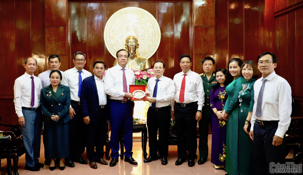 Lãnh đạo TP Cần Thơ chụp ảnh lưu niệm cùng đoàn Tổng lãnh sự Vương quốc Campuchia tại TP Hồ Chí Minh.