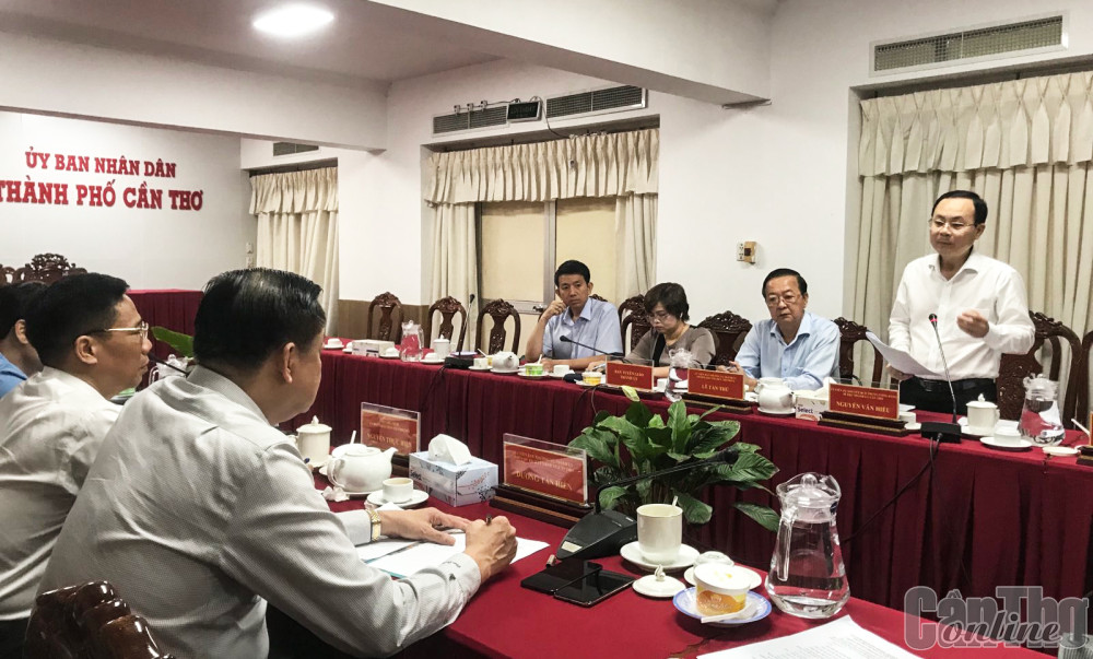 Đồng chí Nguyễn Văn Hiếu phát biểu chỉ đạo tại buổi làm việc.