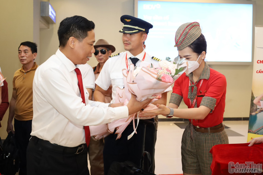 Ông Nguyễn Thực Hiện, Phó Chủ tịch UBND TP Cần Thơ (trái), trao hoa chúc mừng phi hành đoàn trong chuyến bay Vân Đồn - Cần Thơ đầu tiên. Ảnh: Kiều Mai