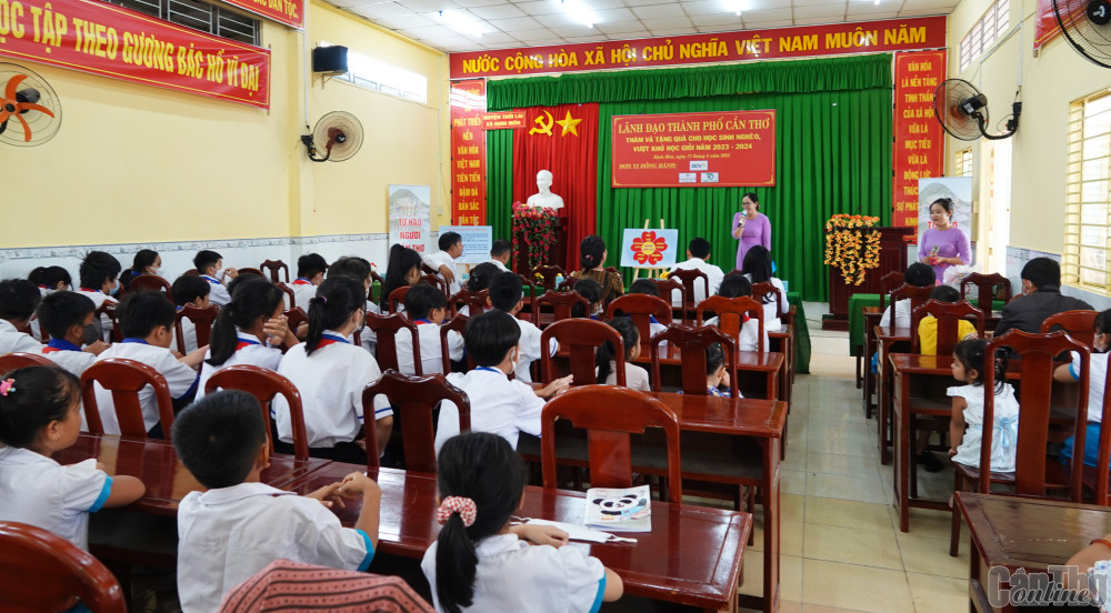 Lãnh đạo thành phố thăm, tặng quà học sinh nghèo, vượt khó học giỏi Học sinh tham gia chương trình "Tự hào người Cần Thơ". Ảnh: DUY KHÔI