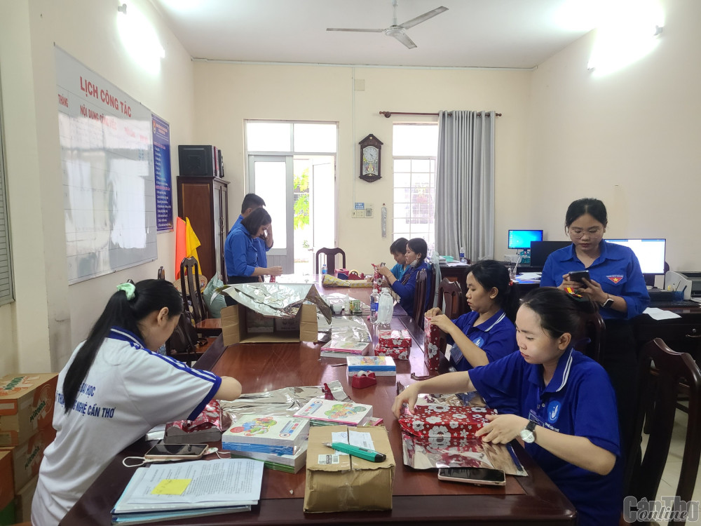 Sinh viên CTUT tham gia hoạt động tình nguyện hè. Ảnh: CTV