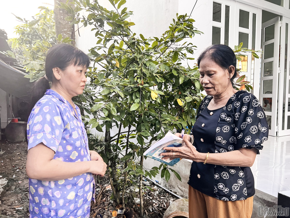 Nỗ lực hoàn thành các chỉ tiêu bảo hiểm xã hội, bảo hiểm y tế Nhân viên tổ chức dịch vụ thu BHYT ở phường Tân Hưng, quận Thốt Nốt (bên phải) tuyên truyền, vận động người dân tham gia BHYT.