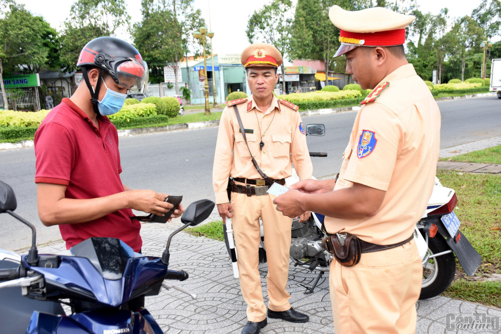 CSGT-TT Công an quận Bình Thủy kiểm tra người điều khiển xe trên đường Võ Văn Kiệt vi phạm quy định về tốc độ.