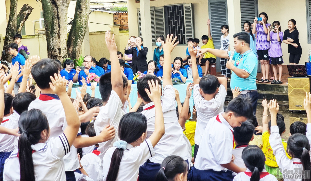 Tuổi trẻ TP Cần Thơ tổ chức vui chơi và giáo dục kỹ năng sống cho thiếu nhi trên xã đảo Thổ Châu, TP Phú Quốc, tỉnh Kiên Giang.