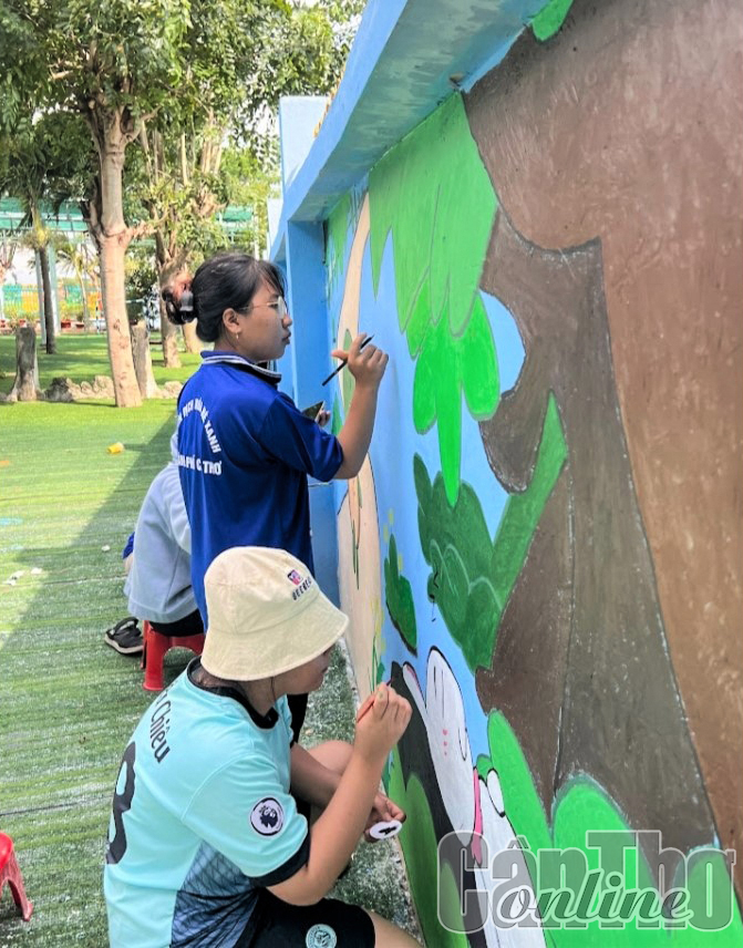 Đoàn viên, thanh niên phường Thuận An, quận Thốt Nốt và sinh viên thực hiện công trình thanh niên “Vì trường đẹp cho em” ở Trường Mẫu giáo Thuận An.