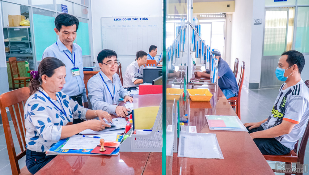 Thường trực Đảng ủy phường Trường Lạc (đứng) giám sát đảng viên là công chức Bộ phận Một cửa phường giải quyết thủ tục hành chính của người dân.