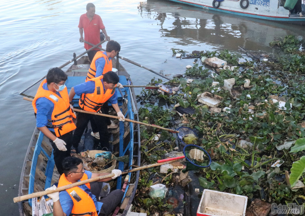 Xung kích, tình nguyện bảo vệ môi trường Tuổi trẻ quận Ninh Kiều vớt rác làm sạch rạch Khai Luông (phường Cái Khế), góp phần tạo cảnh quan môi trường xanh - sạch - đẹp.