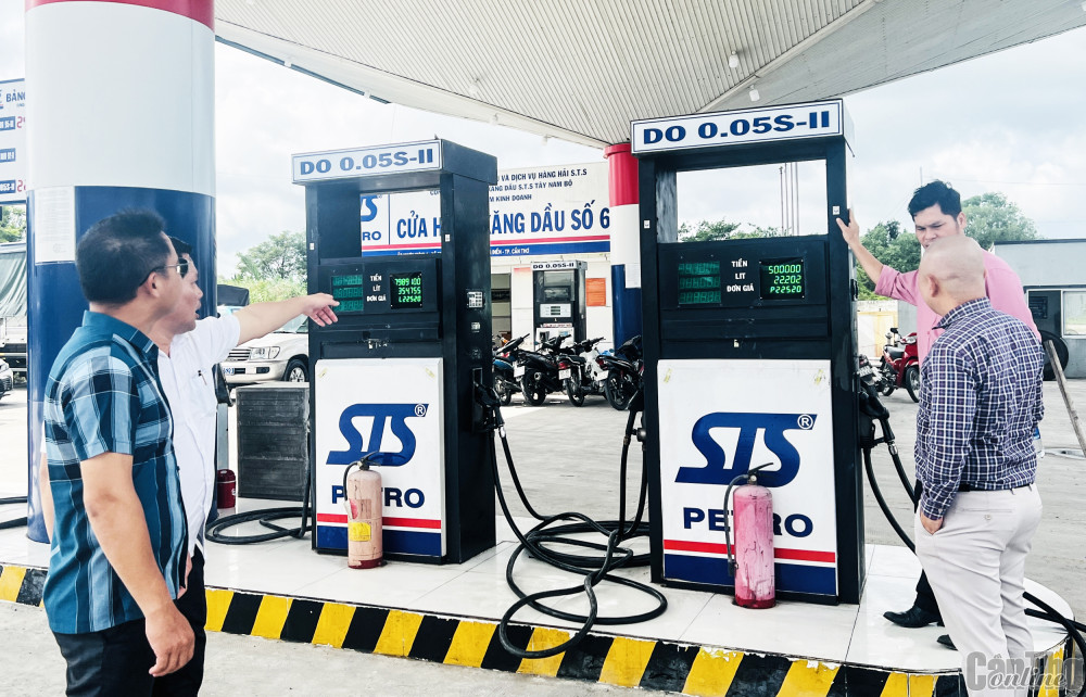 Đoàn công tác Sở Công Thương TP Cần Thơ kiểm tra hoạt động kinh doanh tại điểm kinh doanh của Công ty TNHH MTV Xăng dầu S.T.S Tây Nam Bộ. Ảnh: N.H