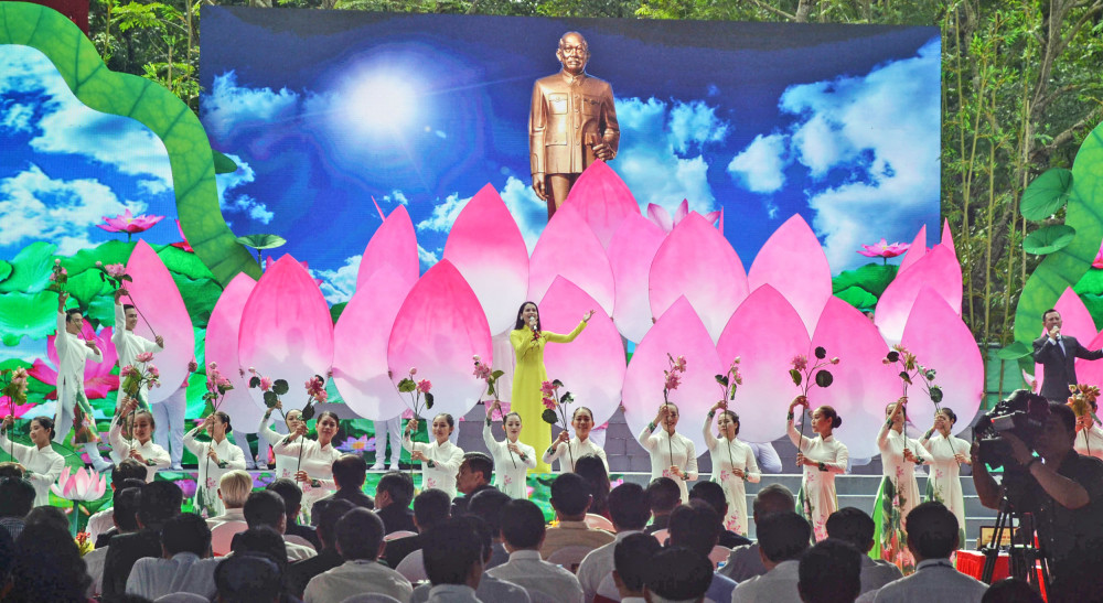 Mỹ Hòa Hưng - cù lao ngời sáng lòng nhân Hoạt động kỷ niệm Ngày sinh Chủ tịch Tôn Đức Thắng tại Mỹ Hòa Hưng.