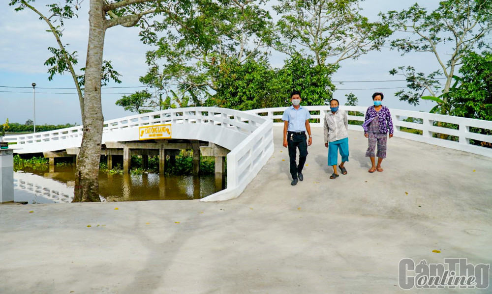 Cầu Ông Lang ở ấp Tân Hòa, 1 trong 20 cây cầu được xây dựng từ nguồn xã hội hóa trong 3 năm qua ở xã Giai Xuân.