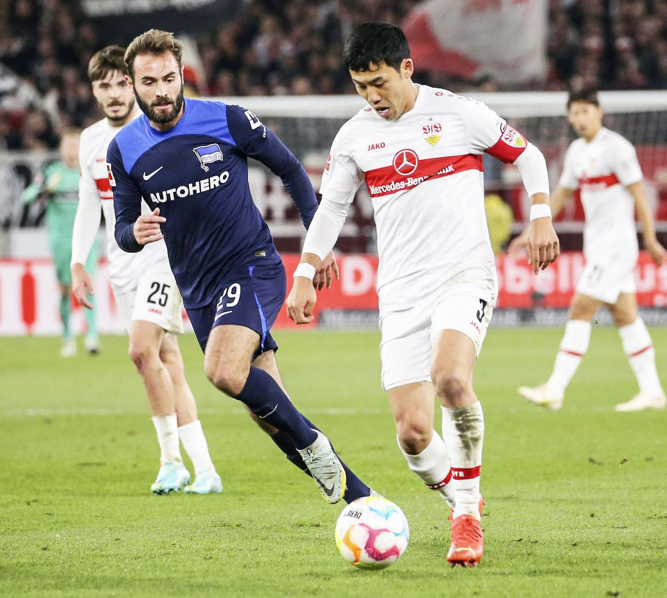 Liverpool chọn Endo cho vị trí tiền vệ phòng ngự Endo (phải) chạm trán CLB Hertha Berlin mùa rồi. Ảnh: Kyodo News