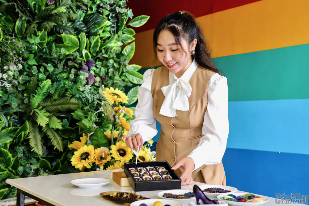 Chị Trần Thị Mỹ Linh, chủ quán Mita coffee tỉ mỉ trang trí, chăm chút cho thành phẩm sô-cô-la thật đẹp mắt.