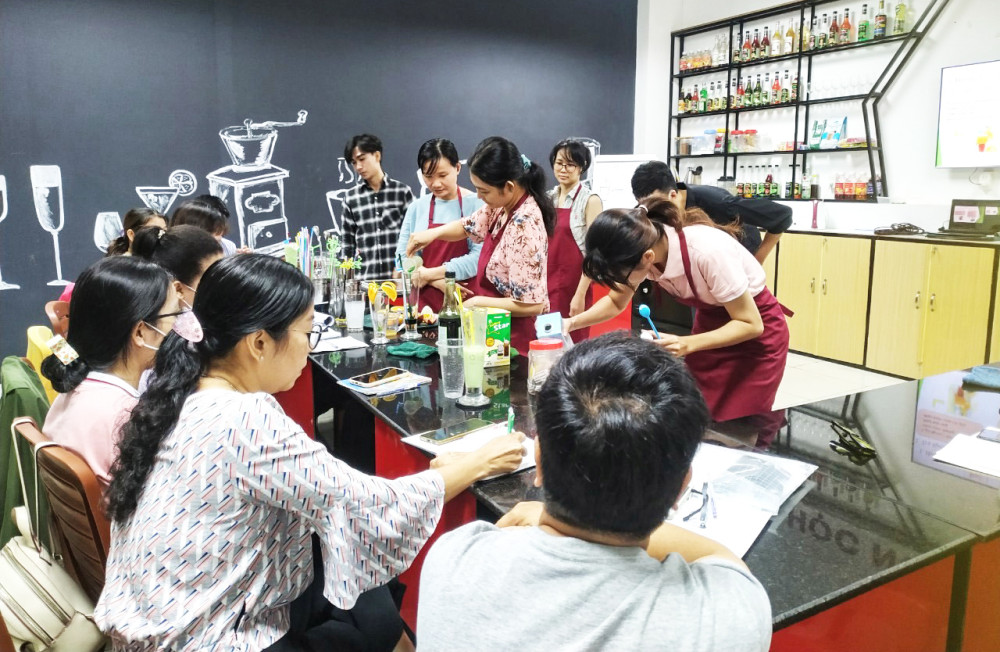 Học viên đang theo học lớp nghề kỹ thuật pha chế thức uống cơ bản tại Trung tâm DVVL TP Cần Thơ. Ảnh: Đơn vị cung cấp