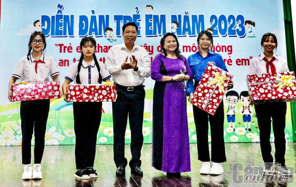 Thúc đẩy quyền tham gia của trẻ em Ông Nguyễn Thực Hiện, Phó Chủ tịch UBND TP Cần Thơ và bà Trần Thị Xuân Mai, Giám đốc Sở Lao động - Thương binh và Xã hội tặng quà đại diện các nhóm tham dự Diễn đàn TE TP Cần Thơ năm 2023. Ảnh: Quốc Thái