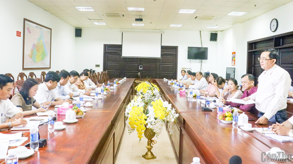 Các thành viên Đoàn giám sát phát biểu ý kiến tại buổi làm việc với UBND quận Cái Răng.