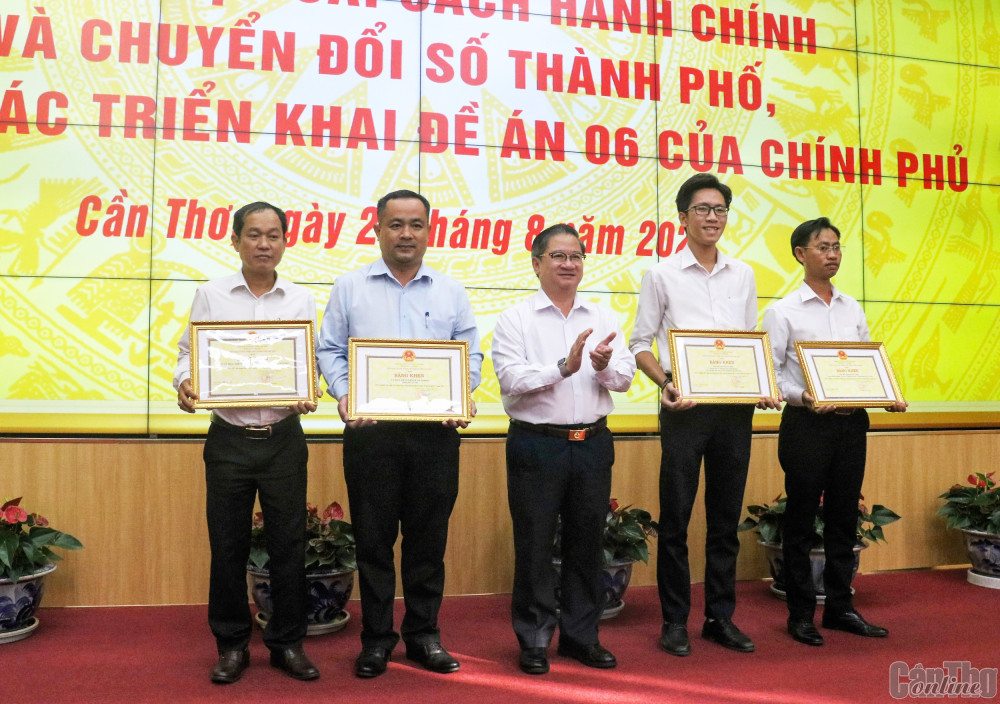 Chủ tịch UBND TP Cần Thơ Trần Việt Trường tặng Bằng khen cho các tập thể, cá nhân có thành tích xuất sắc trong phong trào thi đua CĐS năm 2022.
