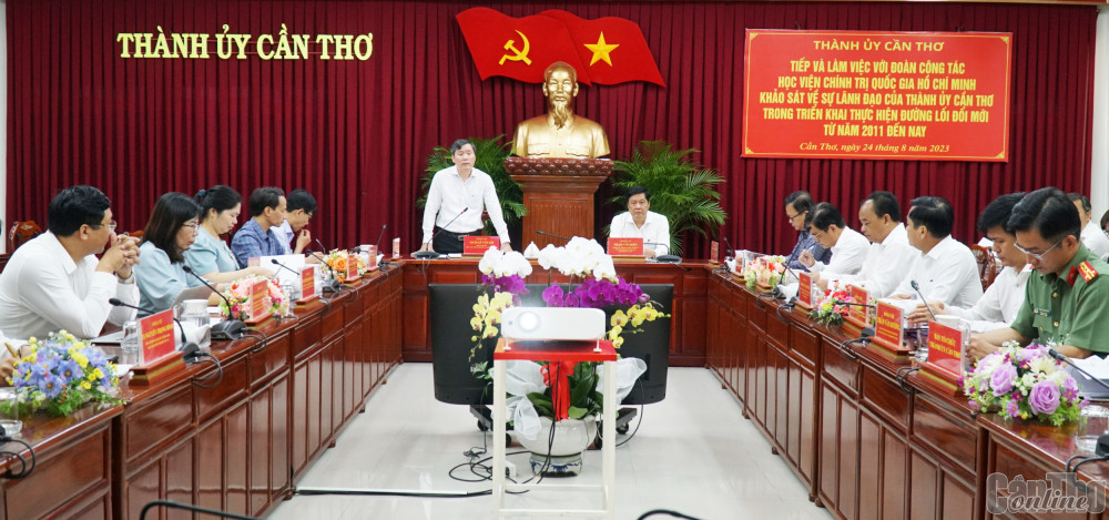 Đồng chí Lê Văn Lợi, Phó Giám đốc Học viện Chính trị Quốc gia Hồ Chí Minh phát biểu tại buổi làm việc. Ảnh: ANH DŨNG