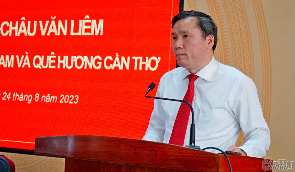 GS.TS Lê Văn Lợi, Phó Giám đốc Học viện Chính trị Quốc gia Hồ Chí Minh, báo cáo đề dẫn tại hội thảo. Ảnh: ANH DŨNG